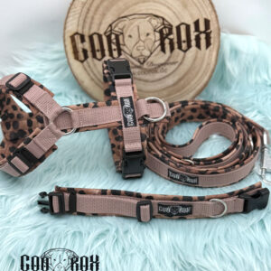 Hundegeschirr-Set mit Leine und Halsband im dunklen Leo-Design mit altrosa Gurtband und schwarzer Hardware. Handgefertigt, fotografiert auf mintfarbenem Kunstfell mit Coorox-Holzlogo im Hintergrund.“